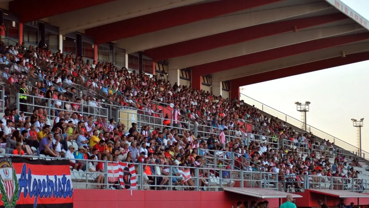 La afición del Algeciras aguarda nuevos acontecimientos en torno al futuro de la entidad 