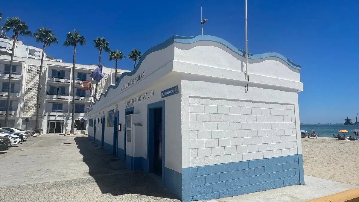 Módulo de la Policía Local en la playa de El Rinconcillo