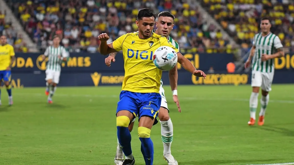 El algecireño, tras saltar al terreno de juego del Nuevo Mirandilla, ante el Córdoba 