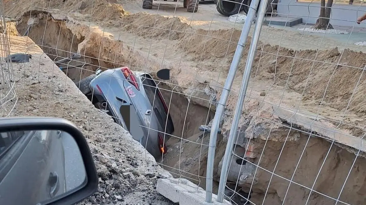 Un coche se precipita en una zanja en la carretera del cementerio en La L&iacute;nea