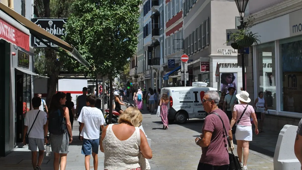 Gibraltar estudia implantar un modelo inédito ante el consumo de tabaco