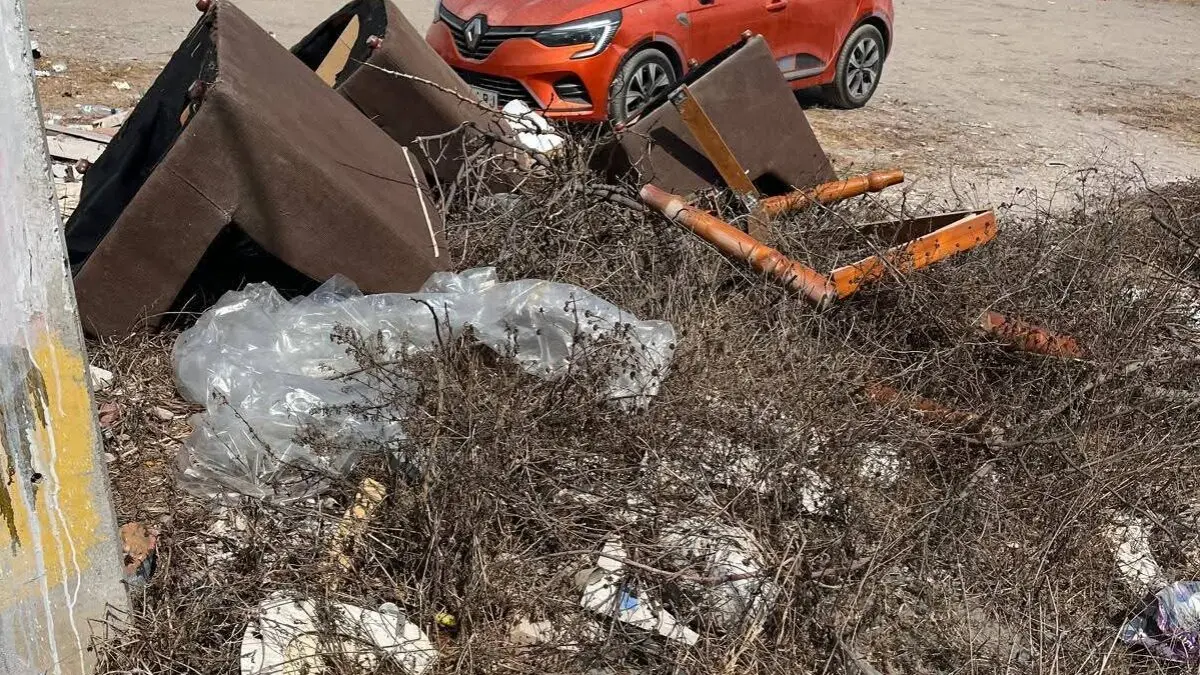 Algunas de las basuras que se acumulan en la zona