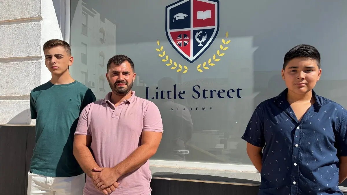 Manuel, Alejandro y Lucas (de izquierda a derecha), en la puerta de la academia linense 