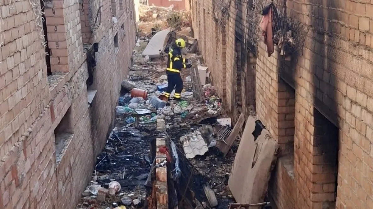 Un bombero actúa en la zona