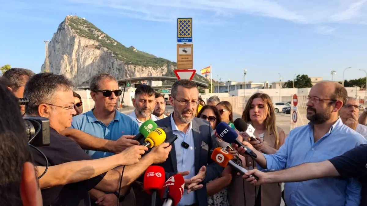 Franco atiende a la prensa el día que se anunció el acuerdo