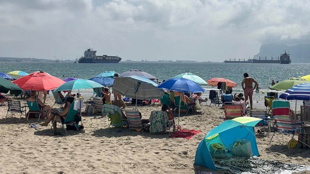 Los usuarios podrán disfrutar 10 días más de los arenales algecireños