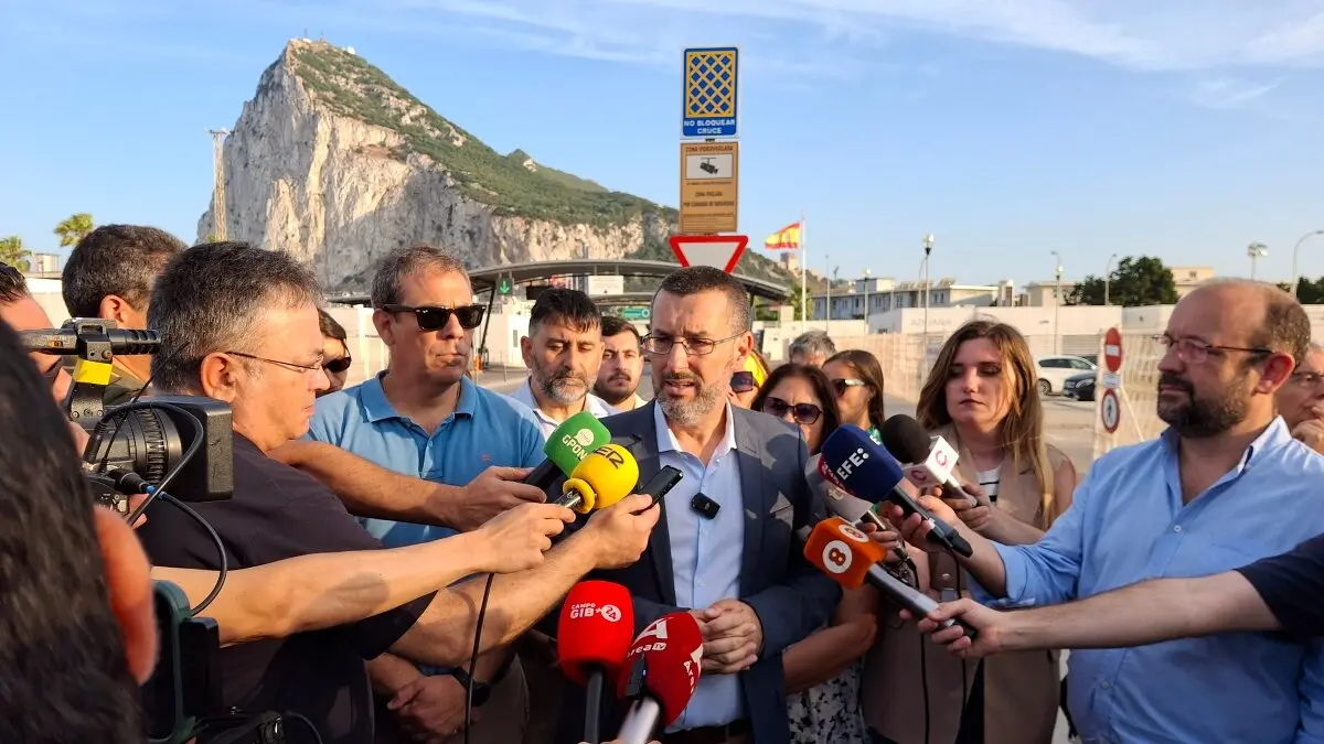 Franco atiende a la prensa delante de la frontera de Gibraltar el día que se anunció el acuerdo