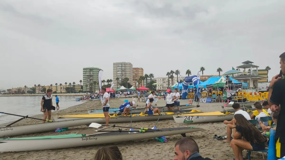 Remo en aguas de  La Línea13