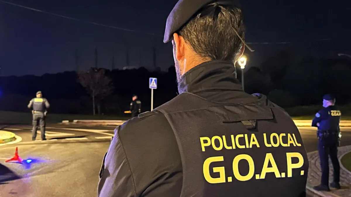 Agentes del GOAP de la Polic&iacute;a Local de Los Barrios durante un dispositivo de seguridad preventiva
