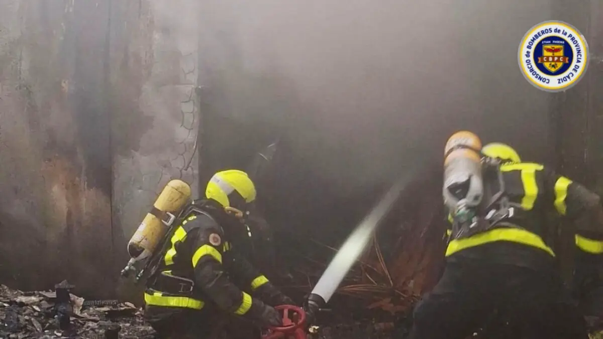 Bomberos trabajando en la extinci&oacute;n del fuego