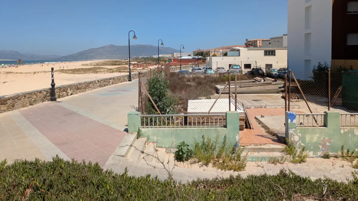 Solas abandonado en el Paseo Mar&iacute;timo de Tarifa
