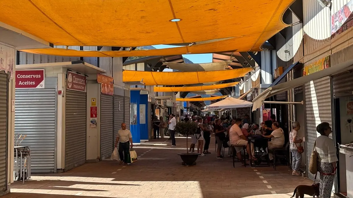 Comerciantes de La Línea, en la ubicación que llevan ocupando mientras se ejecuta el nuevo proyecto