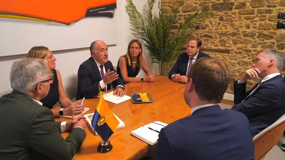 Landaluce toma la palabra ante el embajador británico en nuestro país