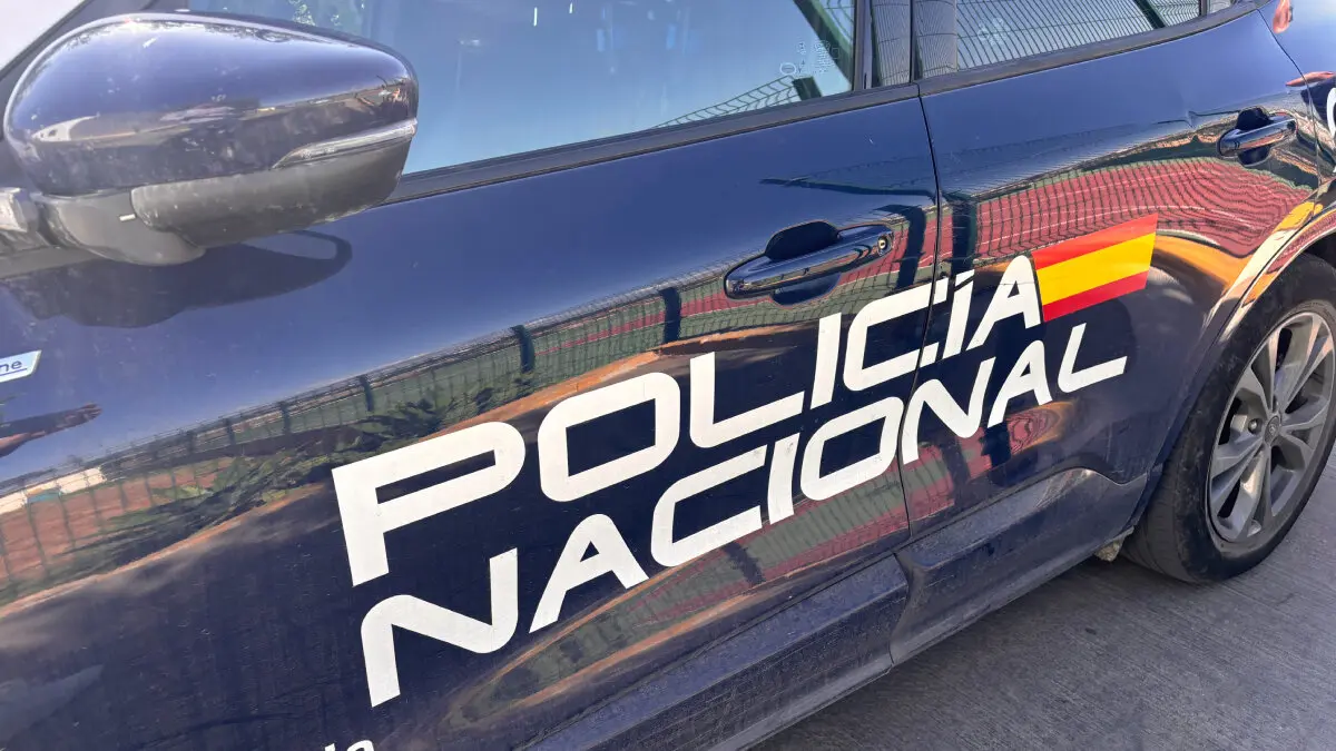 Imagen de recurso de un agente policial durante una intervenci&oacute;n relacionada con delitos tecnol&oacute;gicos en Algeciras