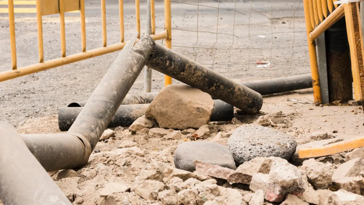 sitio-de-construccion-con-tuberias-viejas (1)