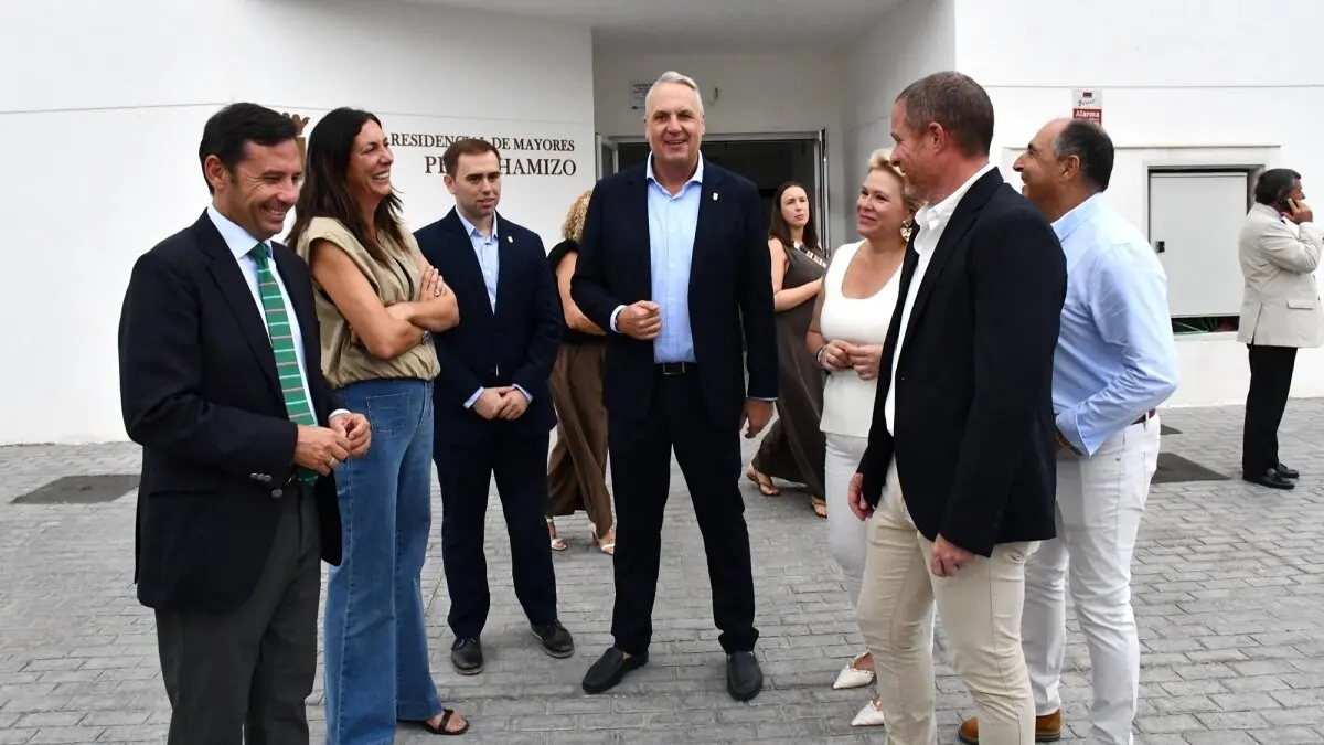 Responsables políticos del Ayuntamiento y la Junta, en la puerta de la residencia 