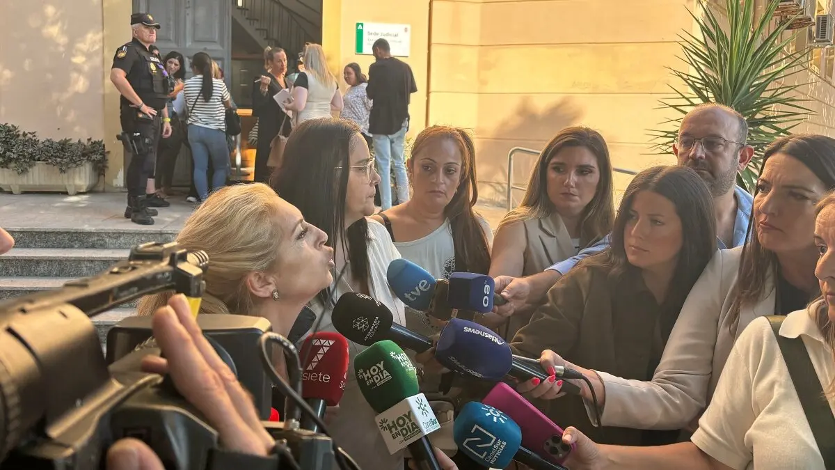 Milagros (i), María del Mar y Rocío atienden a la prensa