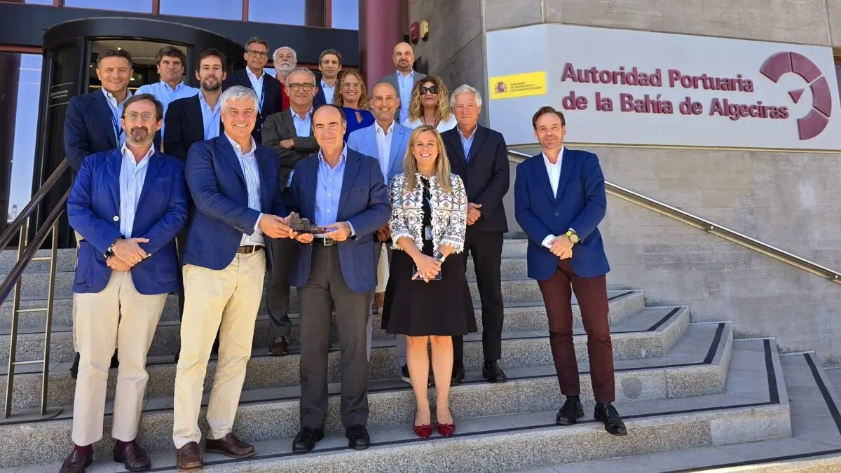Responsables de Arce, en la entrada a la sede de la APBA