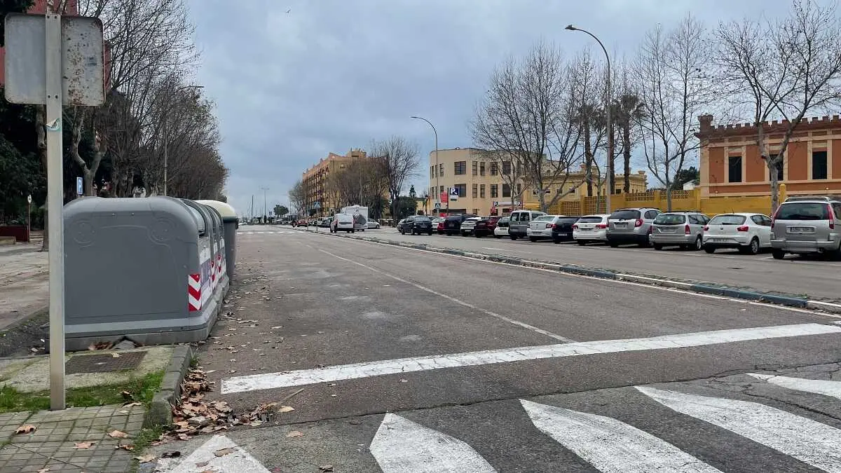 Vehículos estacionados en el centro de La Línea