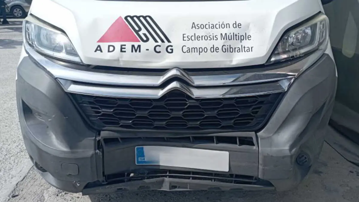 Parte frontal del veh&iacute;culo afectado