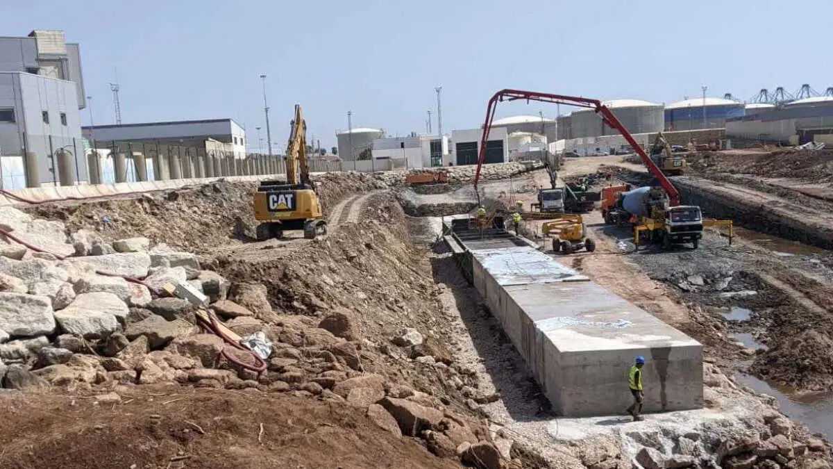 Construcci&oacute;n en seco del nuevo muelle