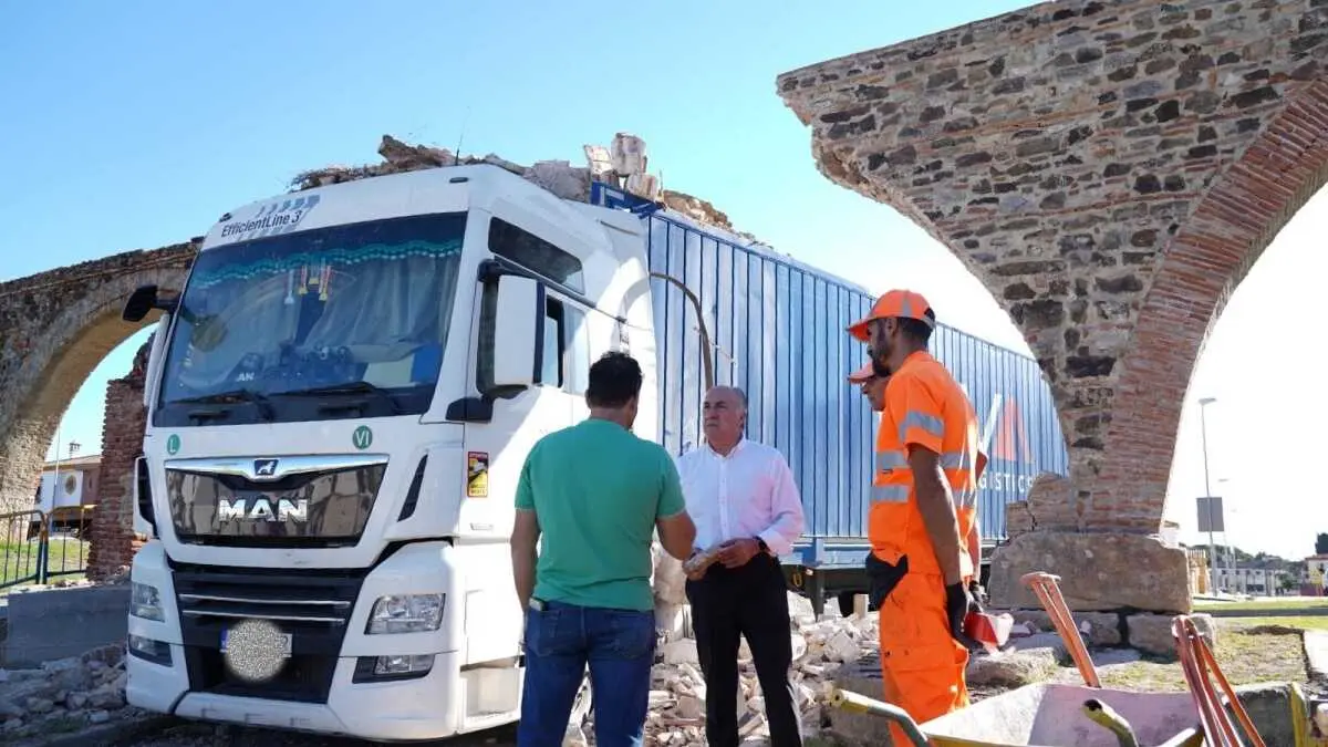El alcalde, José Ignacio Landaluce, delante del camión que ha provocado el destrozo