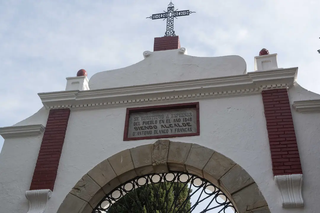 Familias y fieles rinden homenaje en el Cementerio Antiguo el 1 de noviembre_01