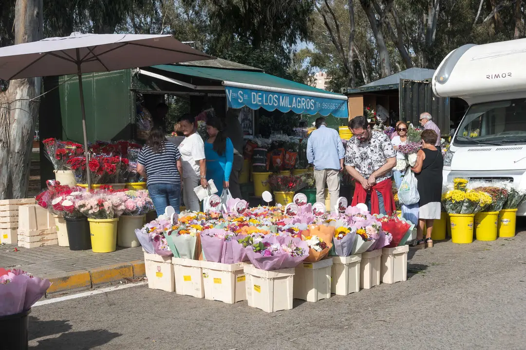 Familias y fieles rinden homenaje en el Cementerio Antiguo el 1 de noviembre_03