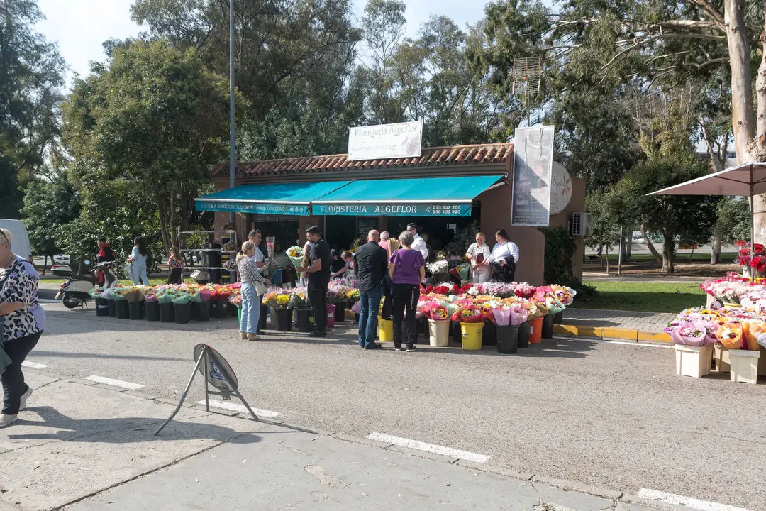 Familias y fieles rinden homenaje en el Cementerio Antiguo el 1 de noviembre_05