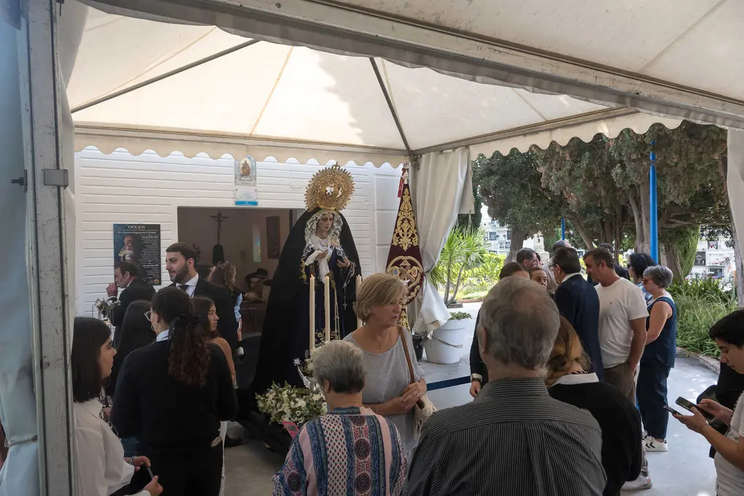 Familias y fieles rinden homenaje en el Cementerio Antiguo el 1 de noviembre_08