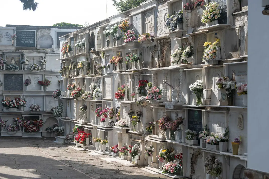 Familias y fieles rinden homenaje en el Cementerio Antiguo el 1 de noviembre_09