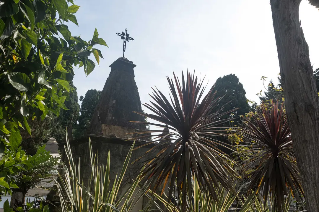 Familias y fieles rinden homenaje en el Cementerio Antiguo el 1 de noviembre_10