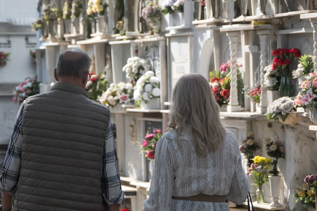 Familias y fieles rinden homenaje en el Cementerio Antiguo el 1 de noviembre_11