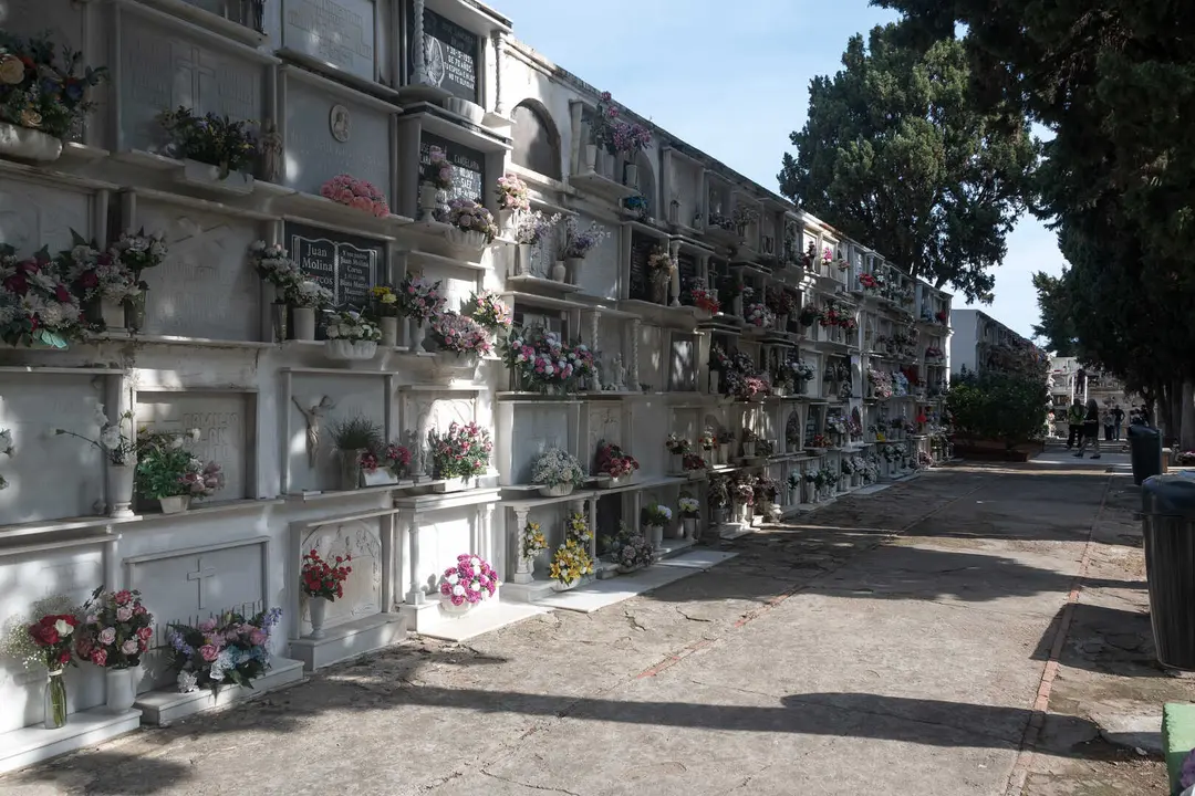 Familias y fieles rinden homenaje en el Cementerio Antiguo el 1 de noviembre_12