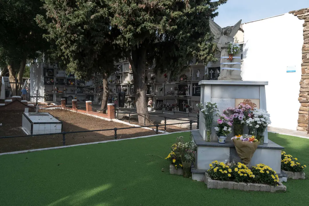 Familias y fieles rinden homenaje en el Cementerio Antiguo el 1 de noviembre_14