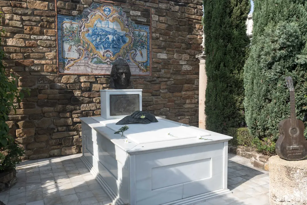 Familias y fieles rinden homenaje en el Cementerio Antiguo el 1 de noviembre_15