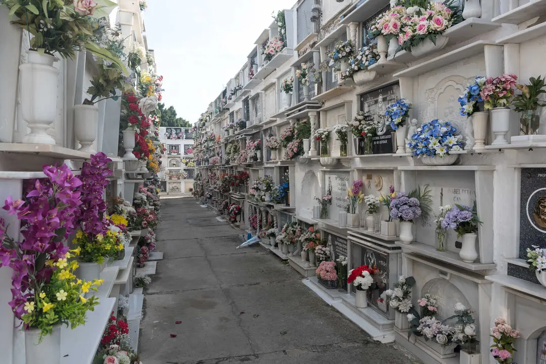 Familias y fieles rinden homenaje en el Cementerio Antiguo el 1 de noviembre_16