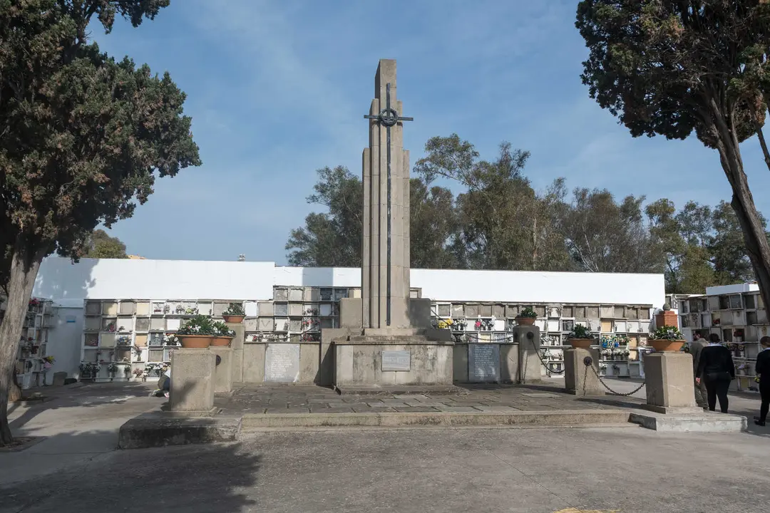 Familias y fieles rinden homenaje en el Cementerio Antiguo el 1 de noviembre_18