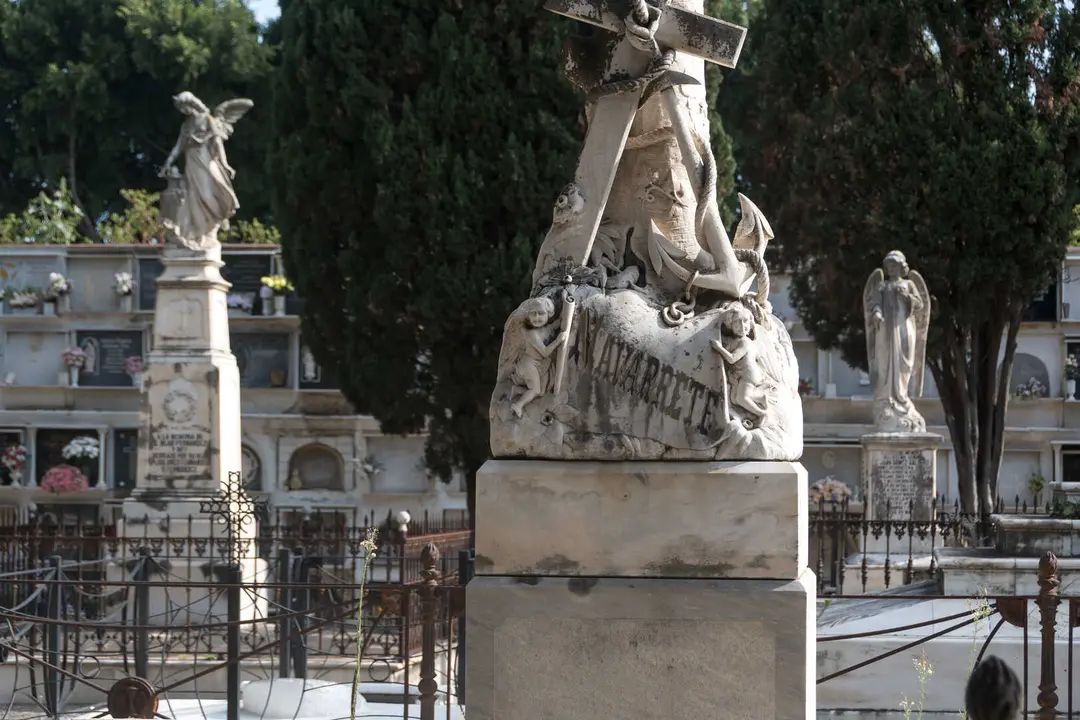 Familias y fieles rinden homenaje en el Cementerio Antiguo el 1 de noviembre_19