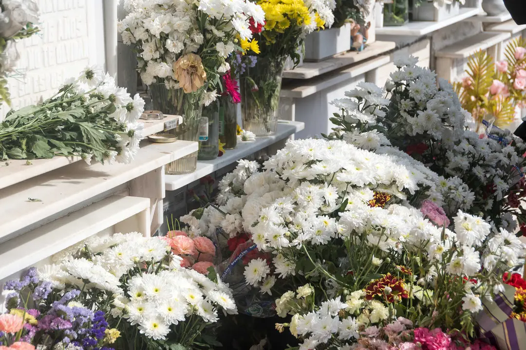 Familias y fieles rinden homenaje en el Cementerio Antiguo el 1 de noviembre_22