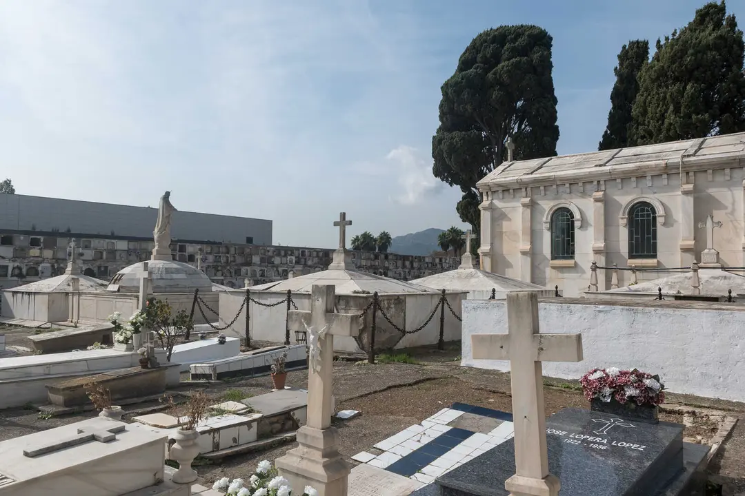 Familias y fieles rinden homenaje en el Cementerio Antiguo el 1 de noviembre_23