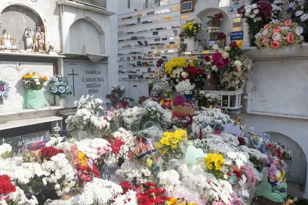 Familias y fieles rinden homenaje en el Cementerio Antiguo el 1 de noviembre_24