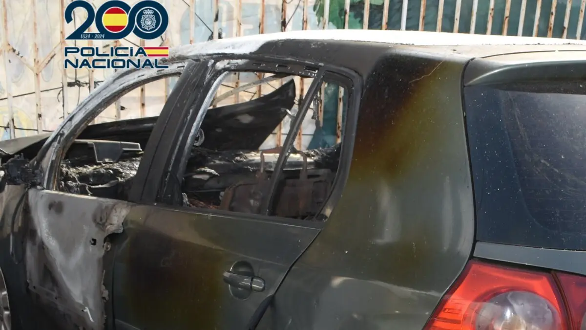 Estado en el que qued&oacute; el coche incendiado. Fotograf&iacute;a cedida por la Polic&iacute;a Nacional