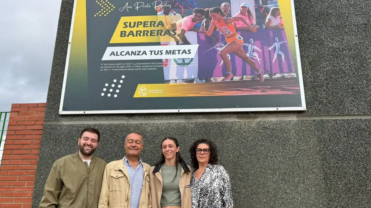 Los deportistas locales Ana Prieto y David Mendoza junto a sus murales inaugurados en el Pabell&oacute;n Samuel Aguilar y el Polideportivo San Rafael