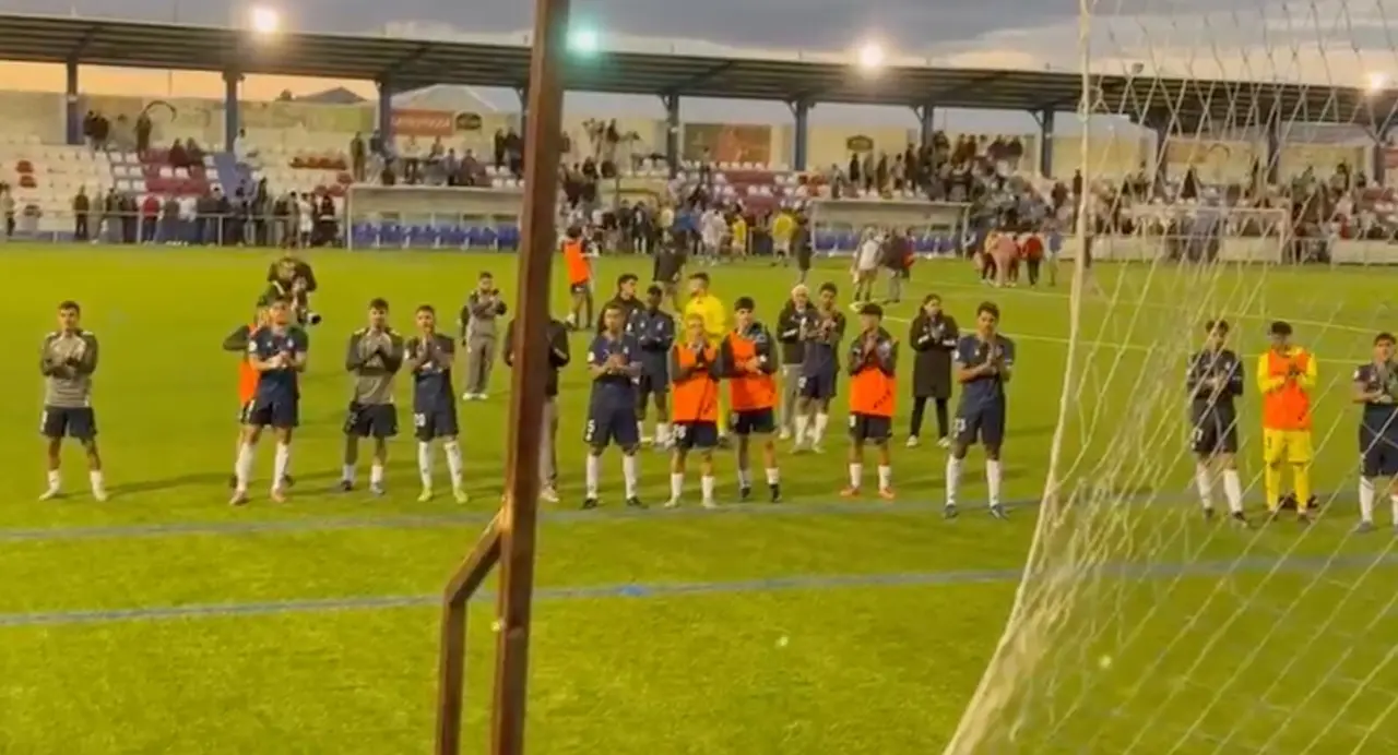 Equipo de la Balona aplaudiendo a la grada de animaci&oacute;n.