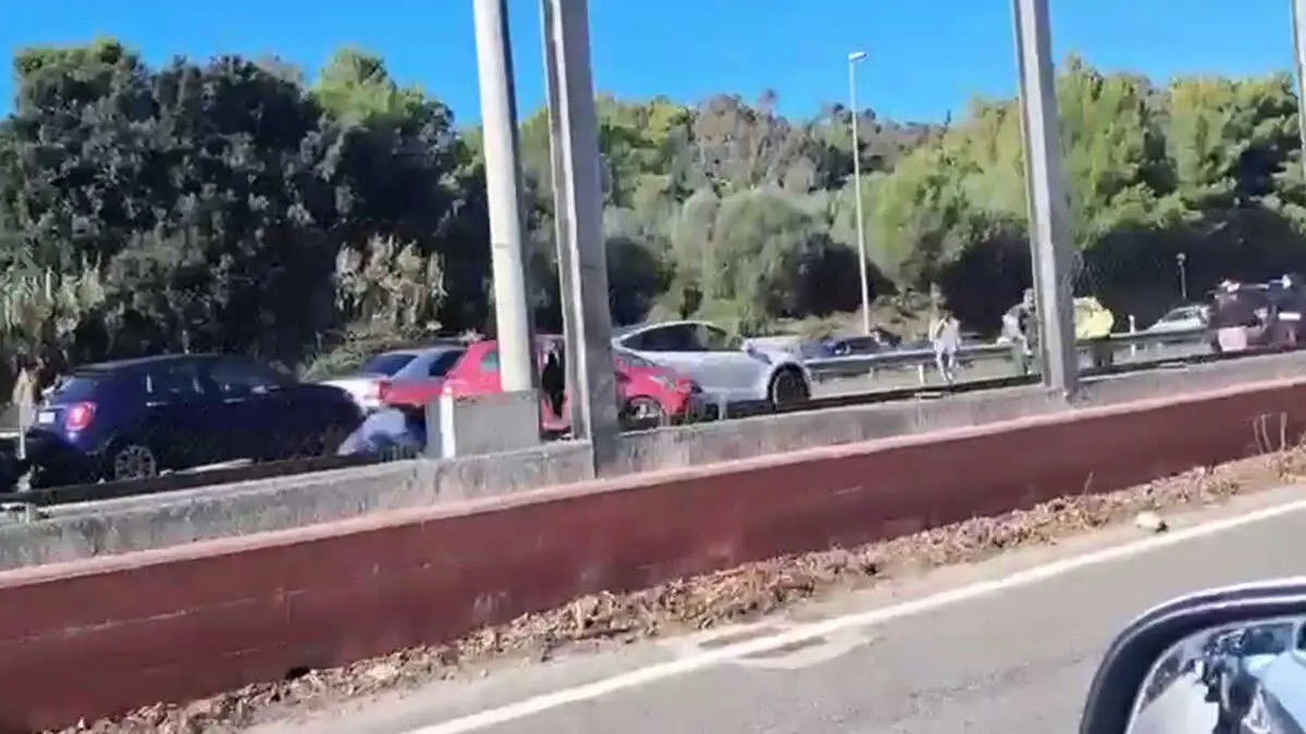 Grave accidente con varios veh&iacute;culos implicados y heridos, incluido un motorista, en el kil&oacute;metro 1112 de la A-7