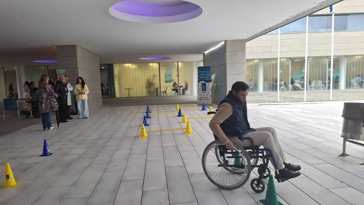 Javier Ros, subdelegado del Gobierno de la Junta en el Campo de Gibraltar, participa en el circuito de sillas de ruedas durante la actividad &ldquo;Ponte en mi lugar&rdquo; en el Hospital Universitario de La L&iacute;nea