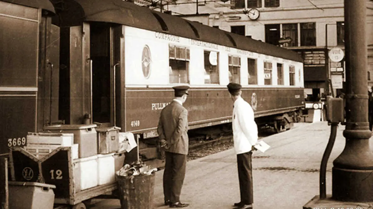 A finales del siglo XIX y en la primera mitad del XX, no era extra&ntilde;o ver en la estaci&oacute;n de Algeciras a pasajeros con maletas procedentes de Par&iacute;s, Burdeos o Madrid