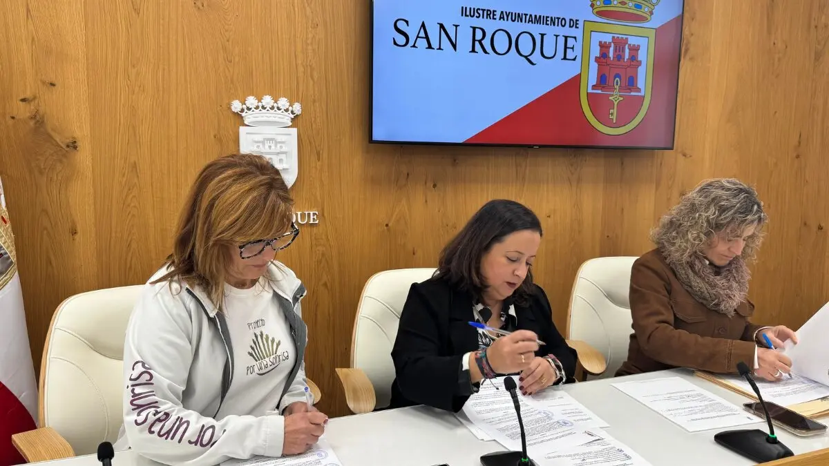 Firma del acuerdo de Por Una Sonrisa con el Ayuntamiento de San Roque.