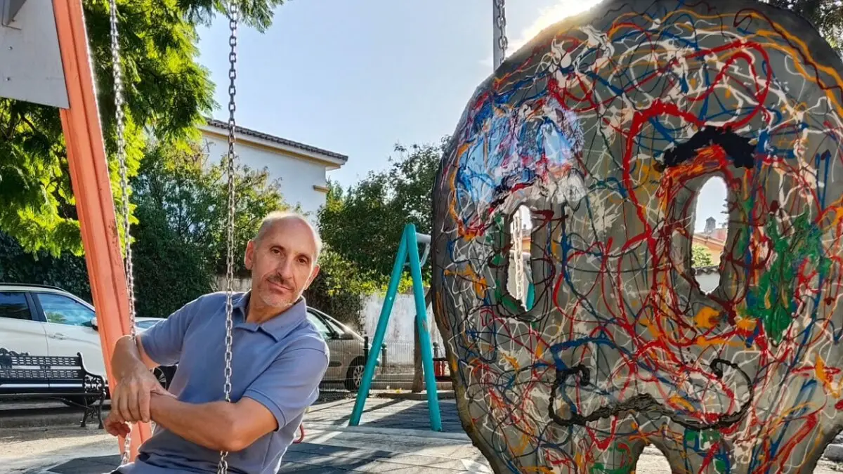 Jose Luis Biedma con una de sus obras